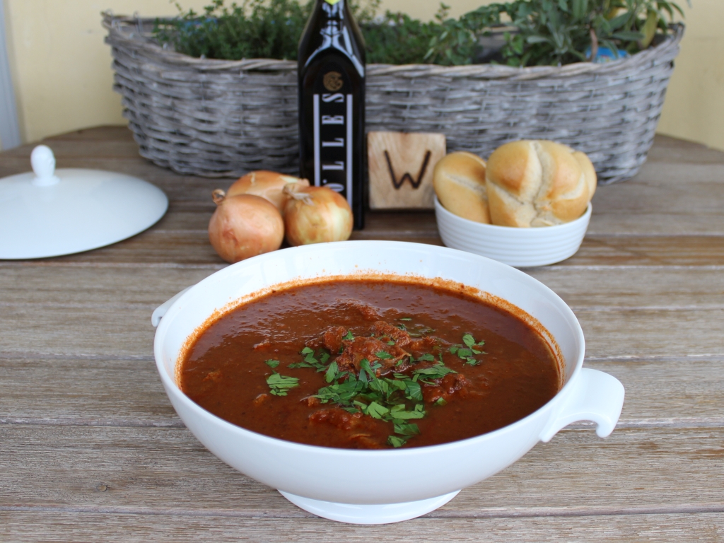 Wiener Saftgulasch mit Handsemmeln