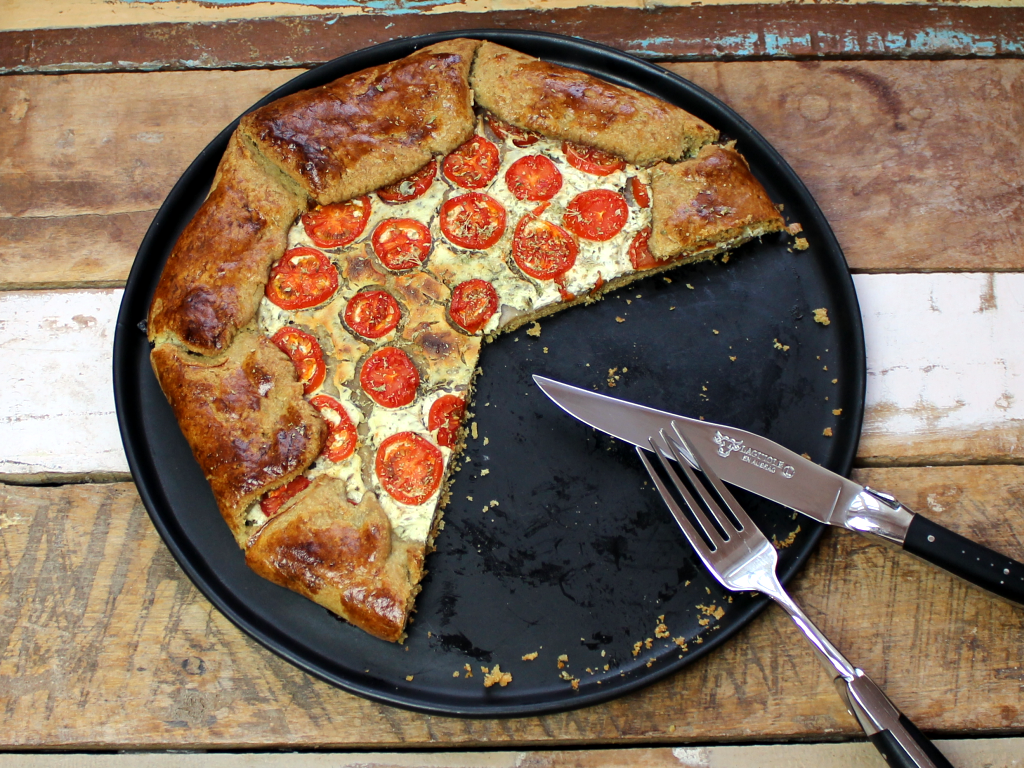 Galette mit Labneh und Paradeisern