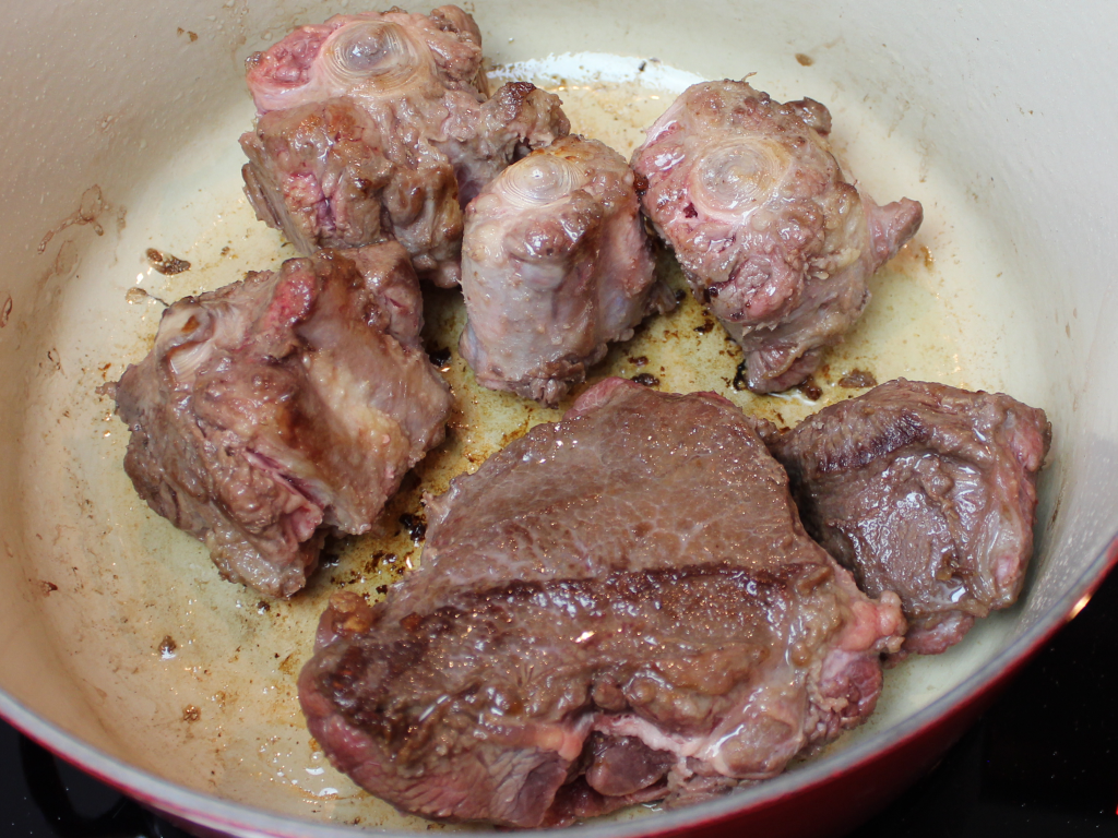 Für die Röstaromen wird das Fleisch kräftig angebraten