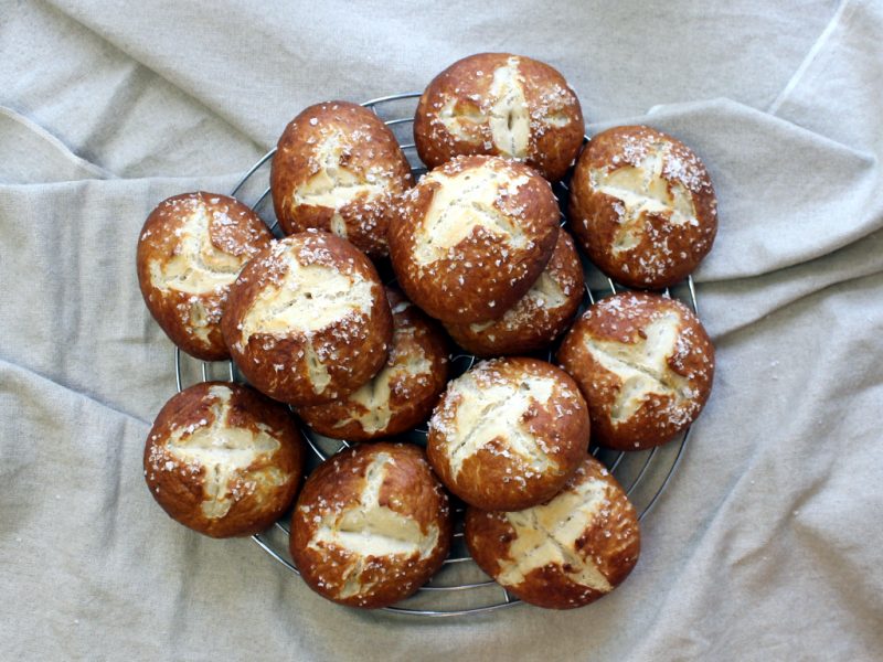 Pretzel Buns - Laugenbrötchen für Burger - Wagners Kulinarium