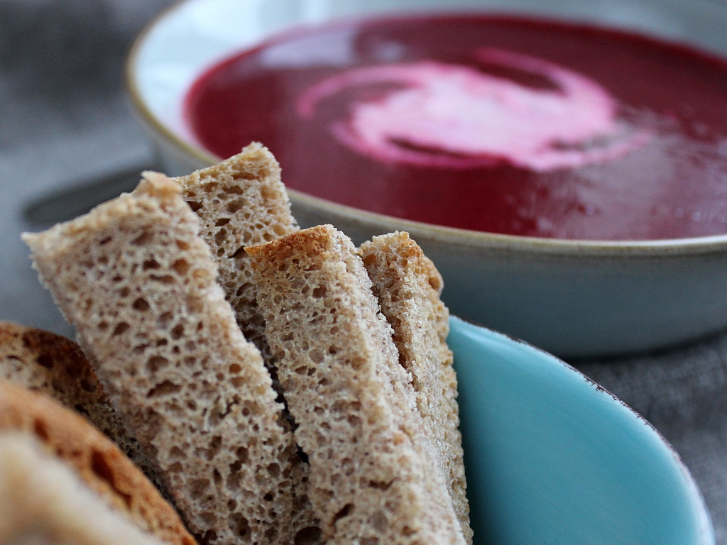 Rote-Rüben-beete-Suppe-Dinkeltoast-Rezept