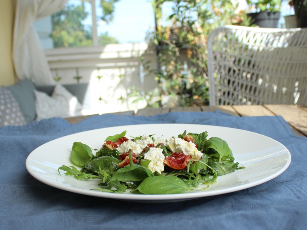 Rucola-Basilikumsalat mit Feigen und Ziegenfrischkäse - Wagners Kulinarium