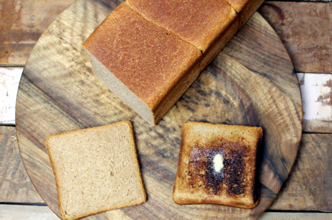 Vollkorn Toastbrot getoastet und gebuttert.